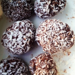 Chocolate protein balls (DF, LC, GLF, GRF, SF)